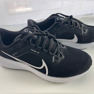 NEW! Nike Air Zoom Pegasus 40 - Women’s 8.5 - Black/White